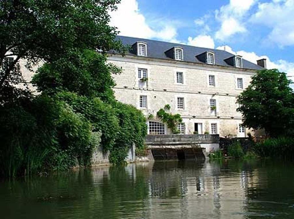 Bed and Breakfast Le Moulin De Poilly Exterior foto