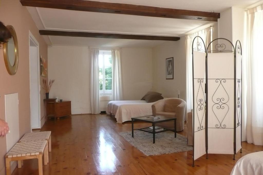 Bed and Breakfast Le Moulin De Poilly Zimmer foto