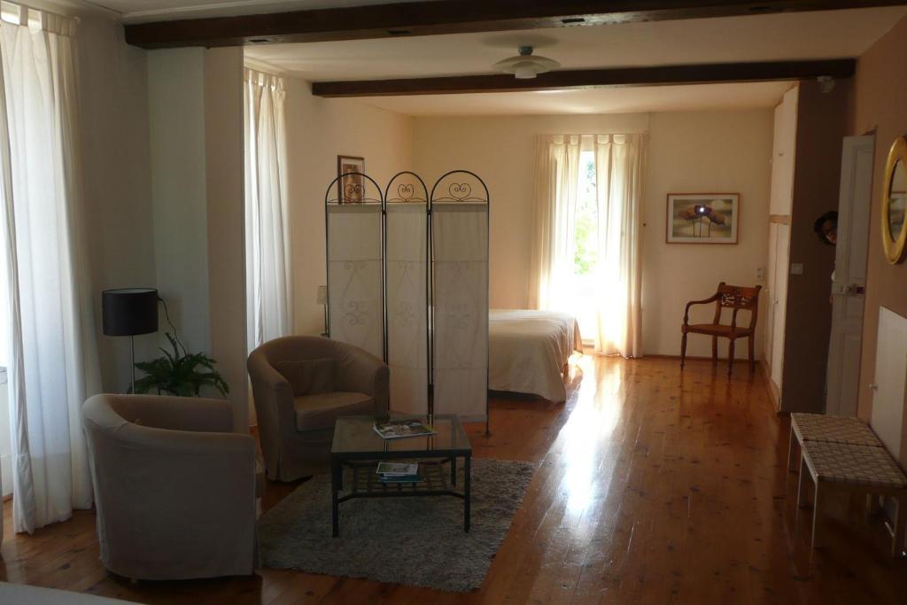 Bed and Breakfast Le Moulin De Poilly Zimmer foto